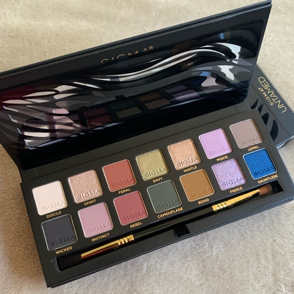 Sigma Beauty Untamed Eyeshadow Palette & Brush BNIB
